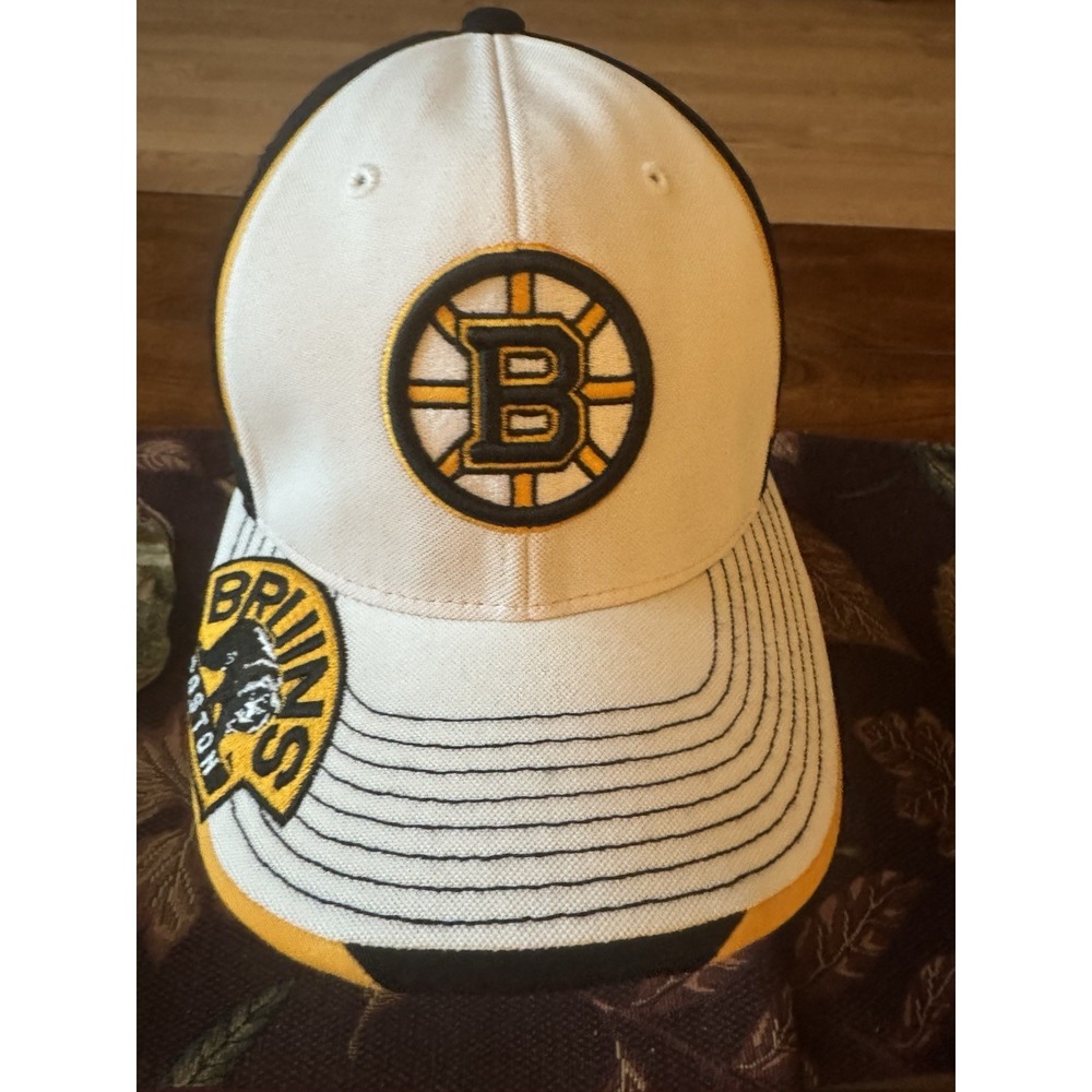 Reebok Center Ice Boston Bruins Hat S/M White Black Gold Flexfit Bear‎ Patch NHL